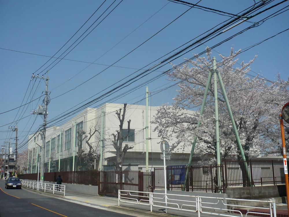 Primary school. Odo to elementary school 870m