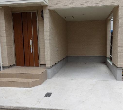 Local appearance photo. Built-in garage that rainy day also protect the private car!