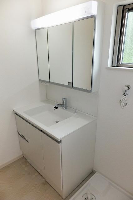 Wash basin, toilet. Indoor (May 28, 2013) Shooting