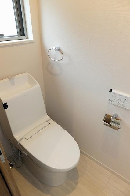 Toilet. Indoor (May 28, 2013) Shooting