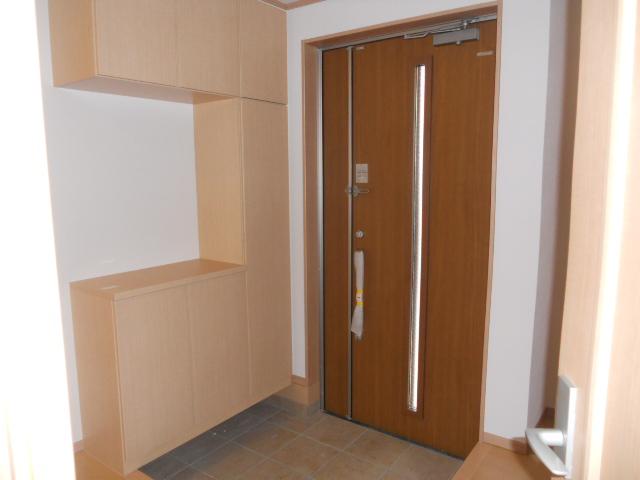 Entrance. Clean with a front door storage at any time