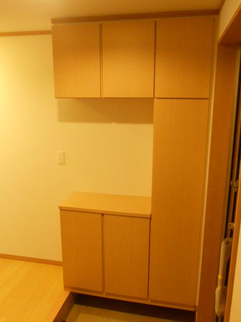 Entrance. Also refreshing hobby tools in with the front door storage