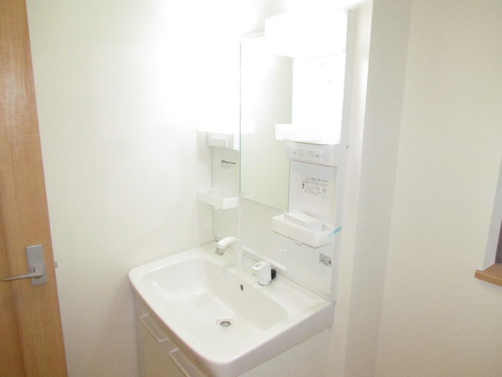 Power generation ・ Hot water equipment. There is housed in the up and down