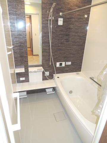 Bathroom. Spacious 1 tsubo bus