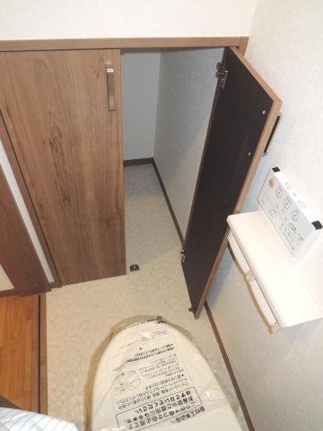 Receipt. There is storage space in the toilet