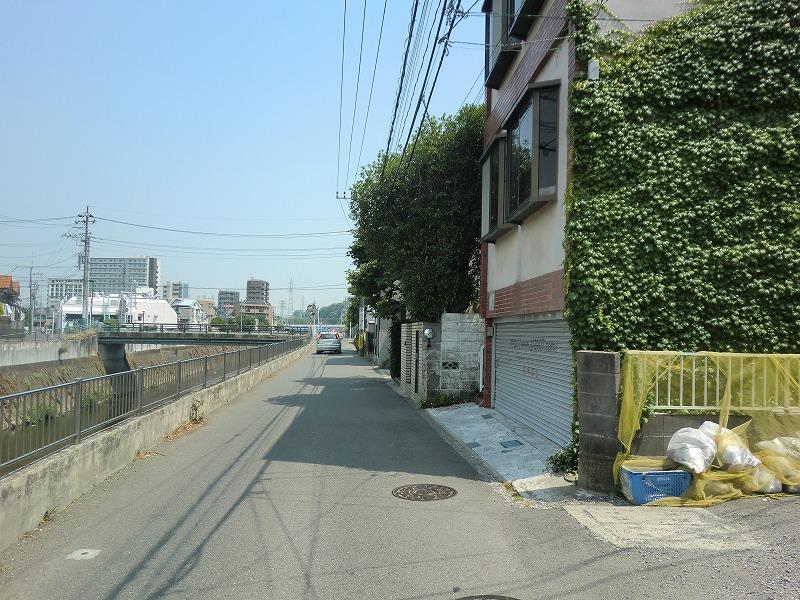 Local photos, including front road. Local (July 2012) shooting