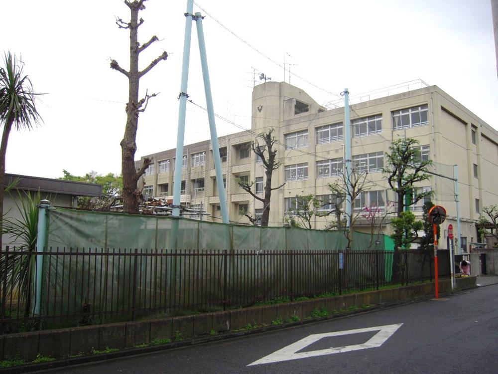 Primary school. Kariyado is about 450m from the 450m field to elementary school (6 minutes).