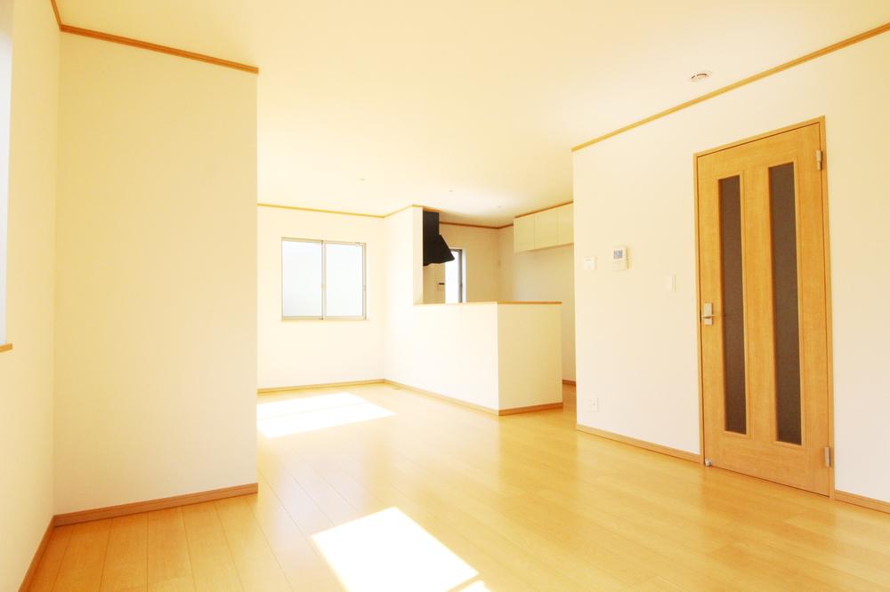 Living. ☆ Bathed in the light of day, Bright living room! And family everyone to smile.