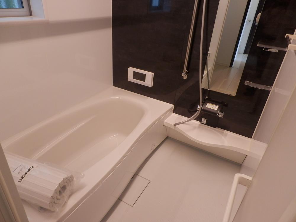 Bathroom. Relaxing bath time at the TV with bathroom! Also healed seems tired of the day!