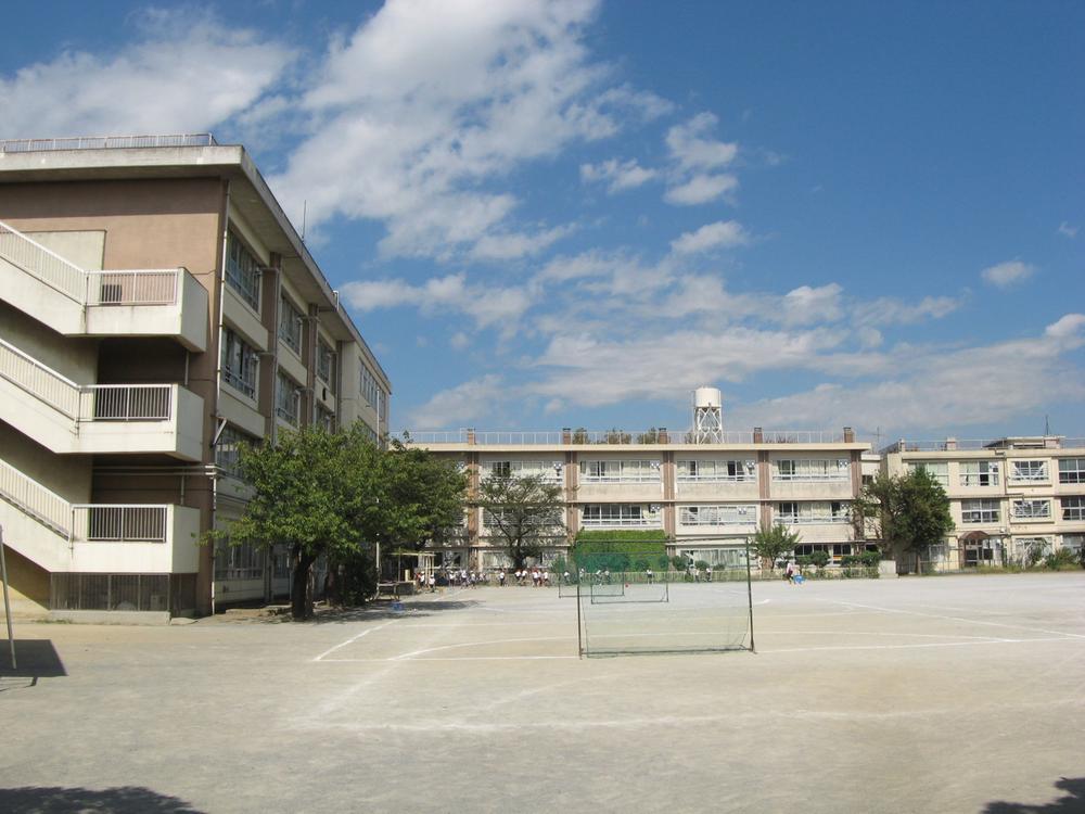 Primary school. A 4-minute walk from the site (about 300m)