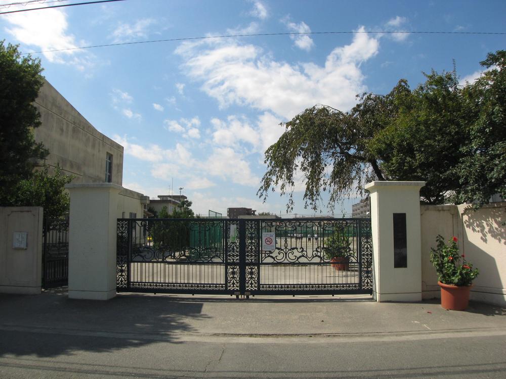 Junior high school. A 12-minute walk from the site (about 900m)