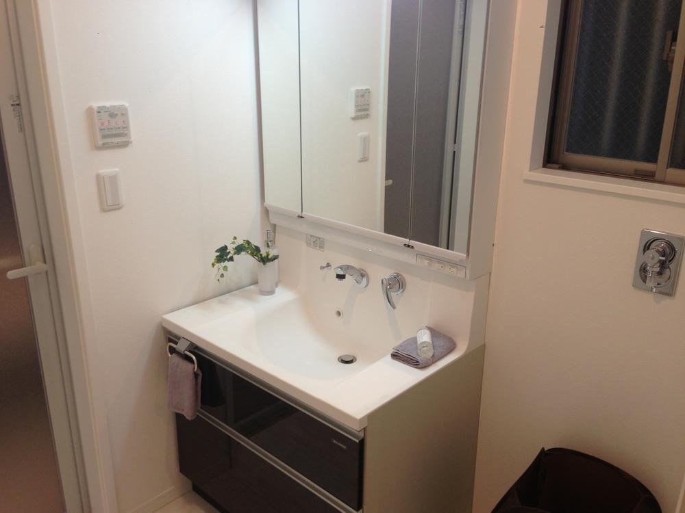 Wash basin, toilet. Indoor (12 May 2013) Shooting