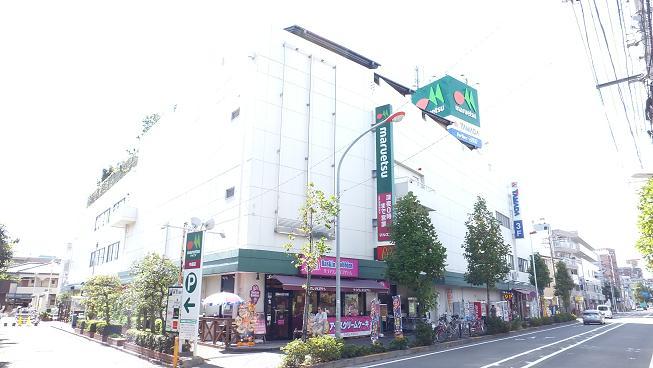 Supermarket. Nearby Super