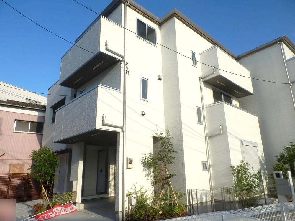 Other local. Local (10 May 2013) Shooting It is a photograph of the B Building There car space! !