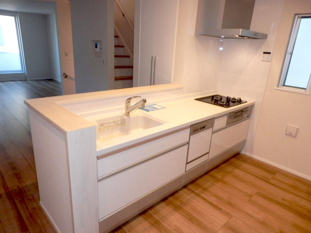 Kitchen. Indoor (10 May 2013) Shooting Kitchen space is widely housework easy! Is there is a feeling of cleanliness kitchen.