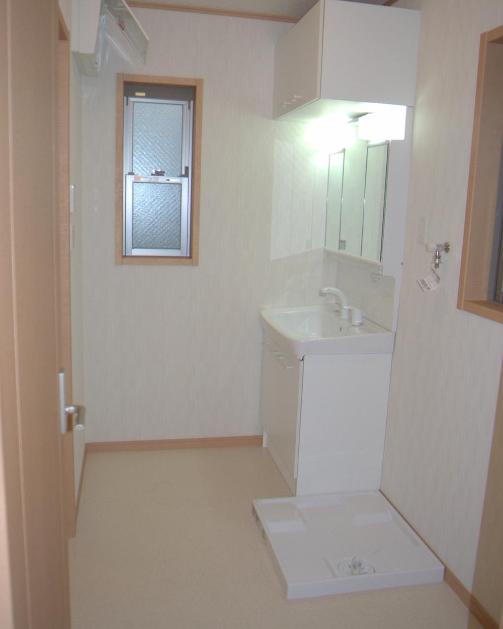 Wash basin, toilet. Indoor (11 May 2013) Shooting