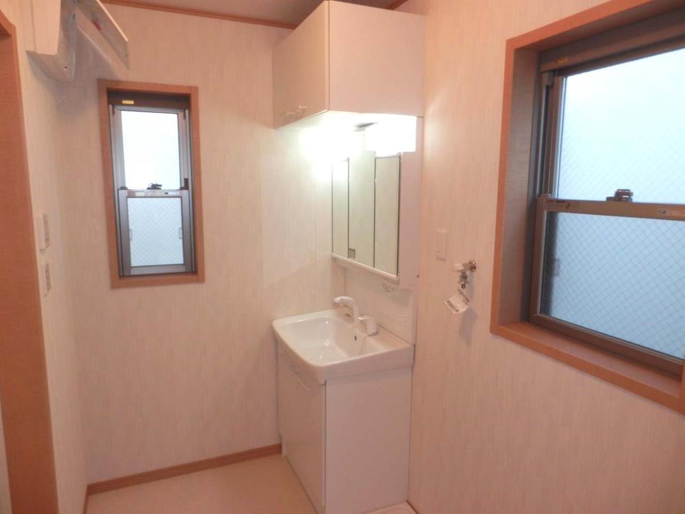 Wash basin, toilet. Indoor (December 3, 2013) Shooting Washroom