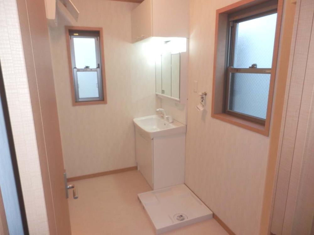 Wash basin, toilet. Indoor (December 3, 2013) Shooting Washroom