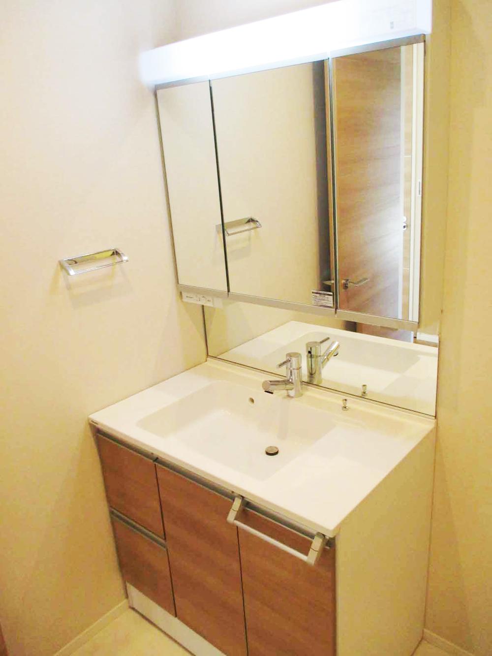 Wash basin, toilet. Indoor (10 May 2013) Shooting