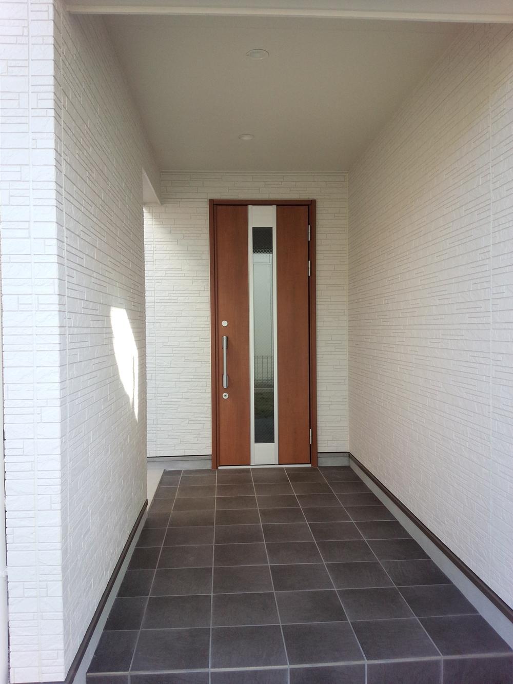 Entrance. In front of the entrance to the face of the house, It exudes the atmosphere there is such a passage. Door also full of profound feeling, It is safe in crime prevention surface!