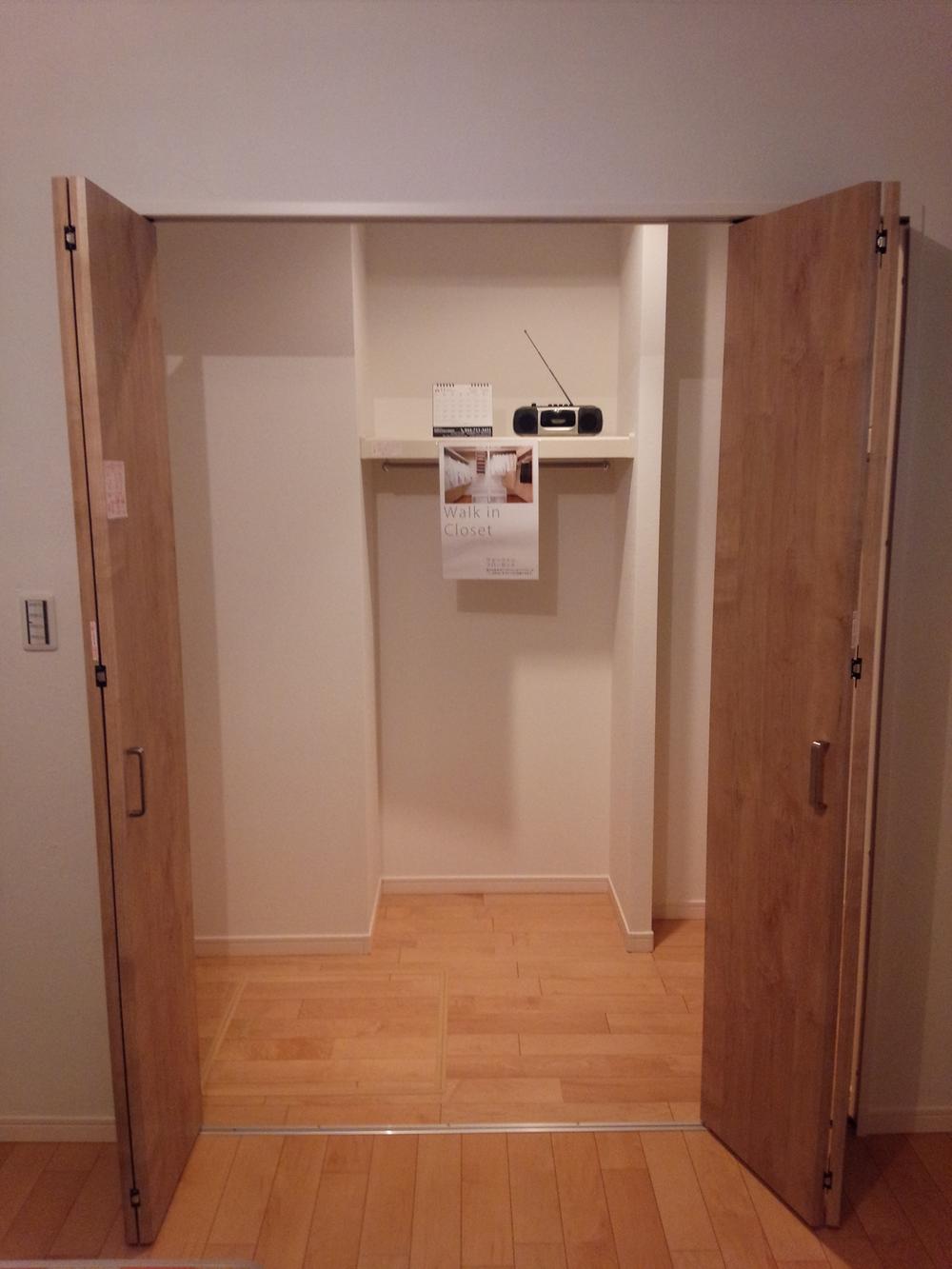 Receipt. Breadth of the closet to put walking in as the room. In addition to clothing, Small items such as bag, It can be stored up to a big thing, such as a suitcase.