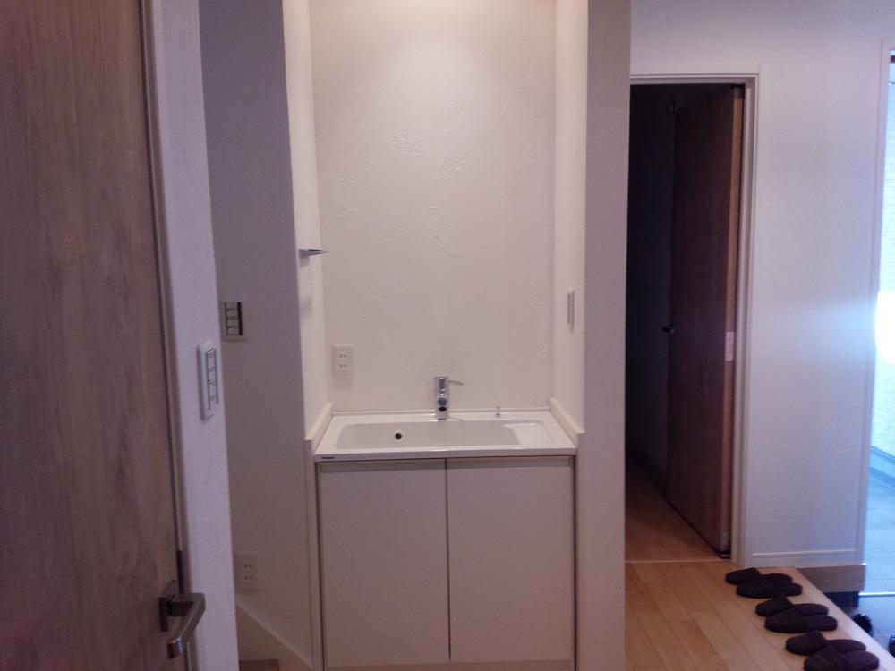 Wash basin, toilet. We established the wash basin on the first floor entrance near. When Ya came back from the road, Such as hand washing of rambunctious children, It is convenient to be finished here before you go up to the second floor!