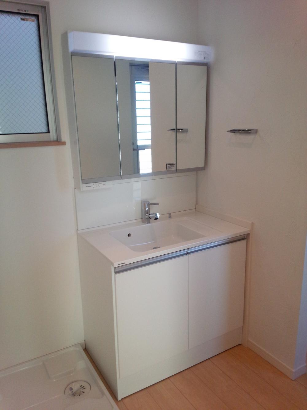 Wash basin, toilet. Of course the washroom there is a wash basin with a storage capacity. All storage space is also behind the mirror to be a three-sided mirror. It will clean and Katazuki!