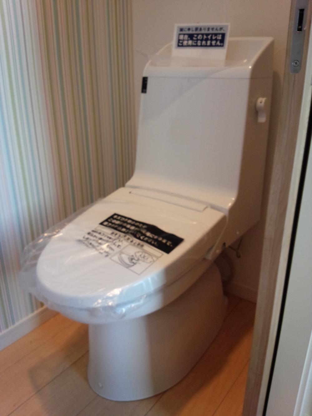 Toilet. Toilet 1 ・ It has been established on the second floor both. Local (12 May 2013) Shooting