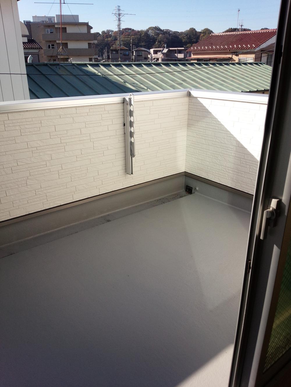 Balcony. Rather than the space of just to hang out the laundry, It was considered as a second living room to spend together with family, Spacious balconies, such as the patio. Guests can enjoy a meal in the gardening and family, Inviting friends open a cafe, etc. ・  ・