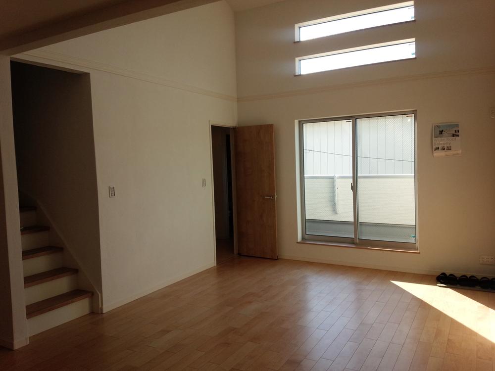 Living. Gradient ceiling with a second floor living room of height by using the slope of the roof. You can relax comfortably in the living room with an open feeling of using space to the fullest!