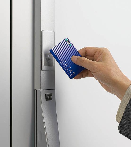 Security equipment. Card key to the front door [Holding up] powered by. Pursuit of comfort with the opening and closing during auto-lock function.