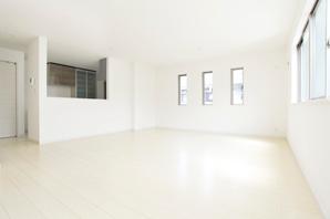 living ・ Dining (1 Building / August 2013 shooting). Produce a sense of openness by installing a lot of window