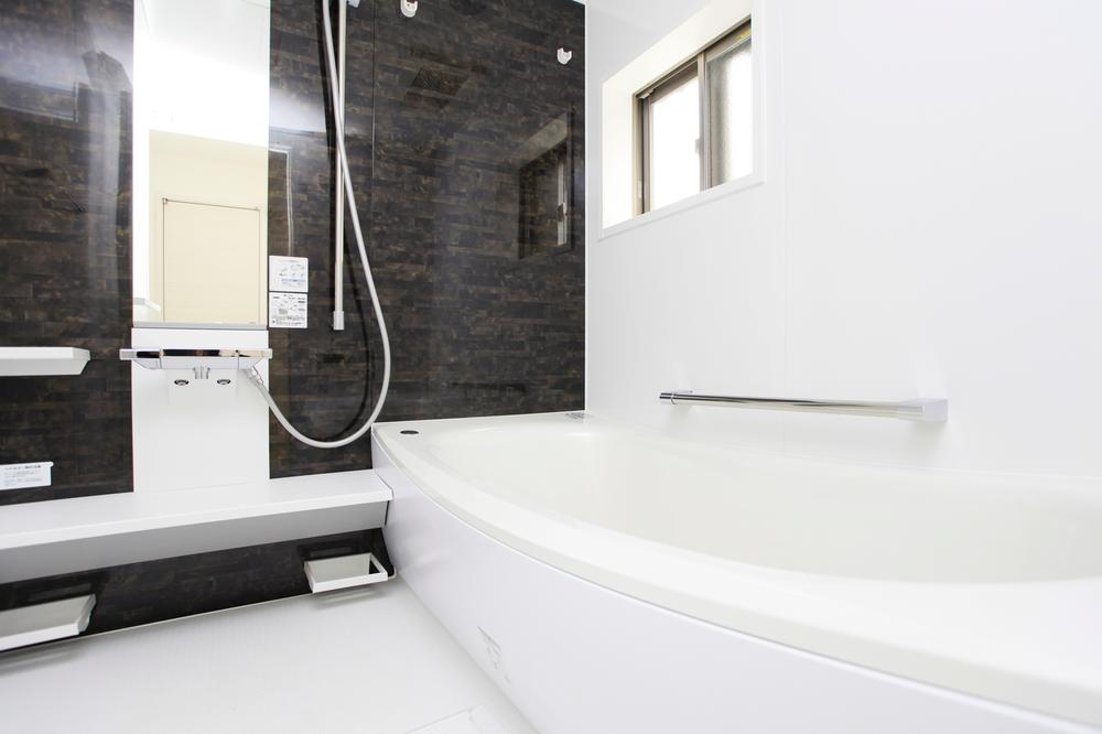 Bathroom. Local (10 May 2013) Shooting Thermos bathtub, Happy high performance with a bathroom dryer of plasma cluster mounted.