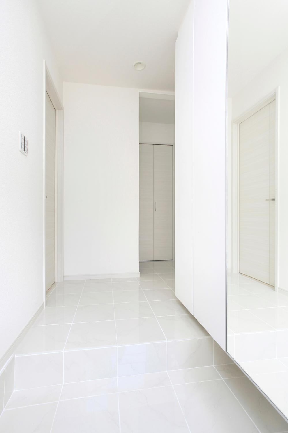 Entrance. Local (11 May 2013) shooting entrance hall, Design with a feeling of luxury.