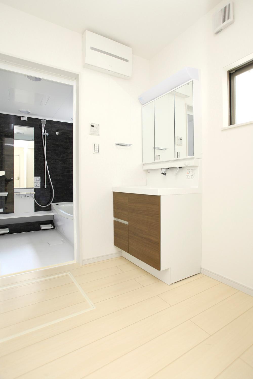 Wash basin, toilet. The vanity that is not your every day, Storage rich three-sided mirror to a wide type of ball.