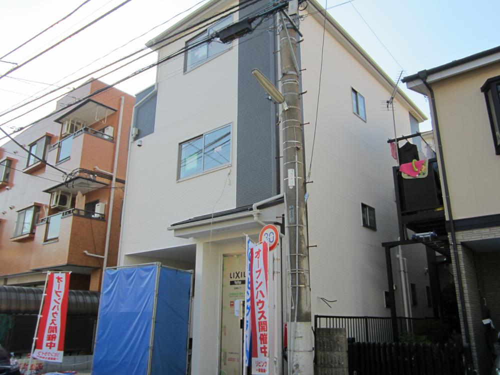 Local appearance photo. Local (12 May 2013) Shooting