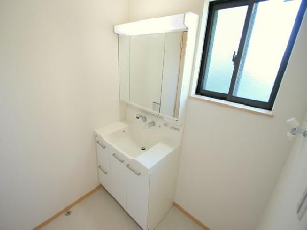 Wash basin, toilet. Powder room that morning of Dressing can also be comfortably