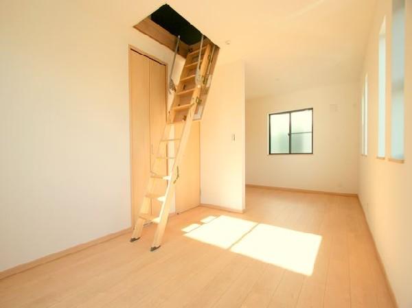 Receipt. Replacement of seasonal product is convenient attic storage