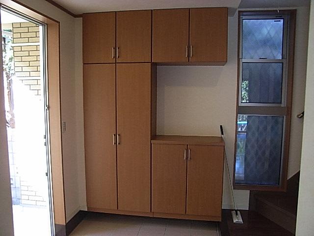 Entrance. Shoebox that you can store plenty