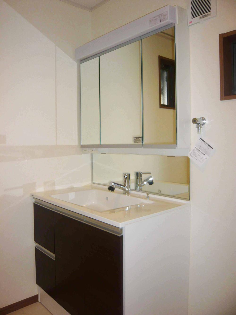 Wash basin, toilet. Indoor (11 May 2013) Shooting