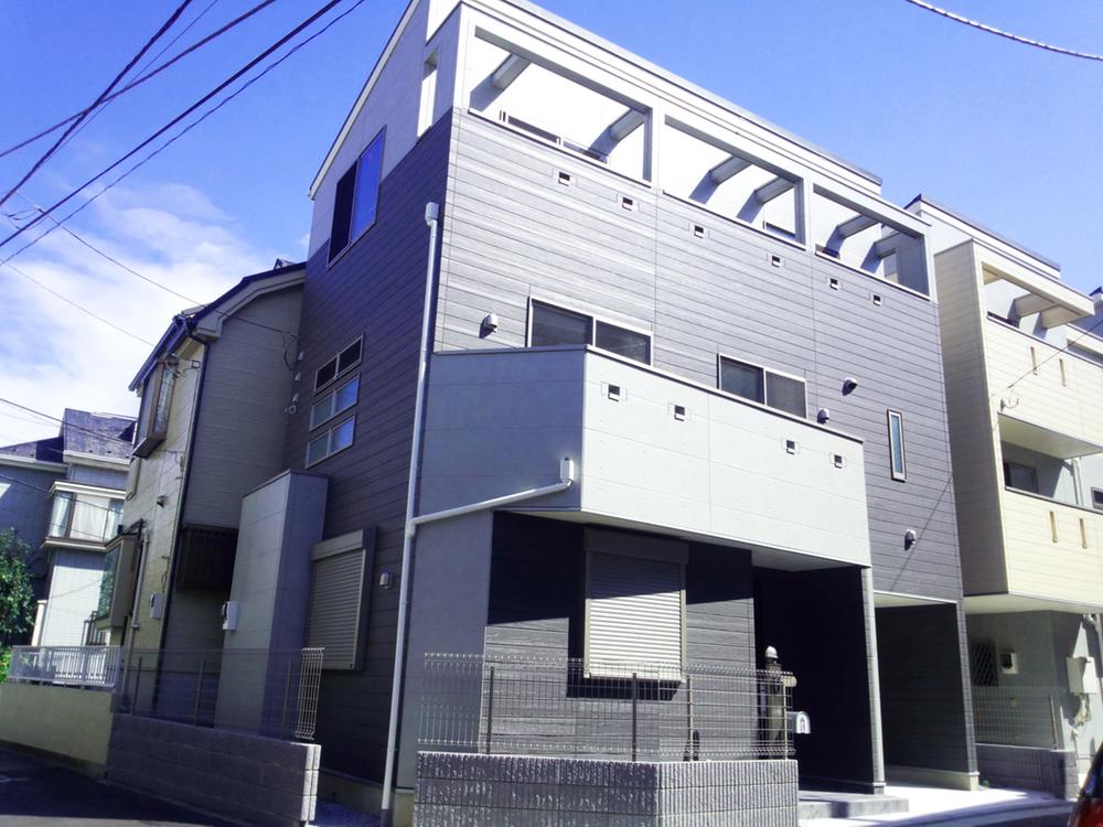 Local appearance photo. Stylish appearance.