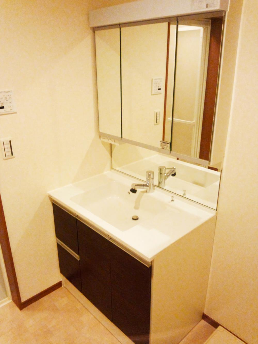 Wash basin, toilet. Indoor (September 2013) Shooting