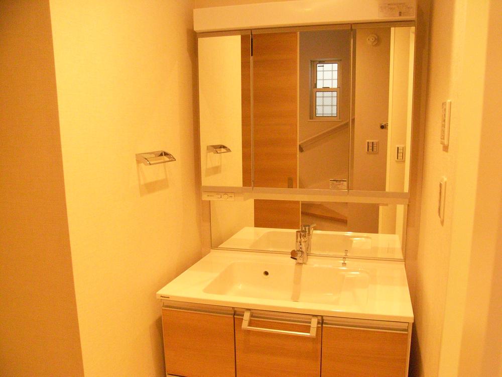 Wash basin, toilet. A Building: Indoor (09 May 2013) Shooting