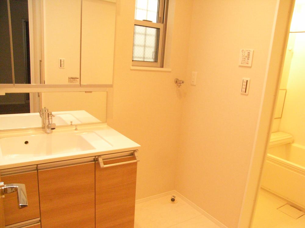 Wash basin, toilet. B Building: Indoor (09 May 2013) Shooting