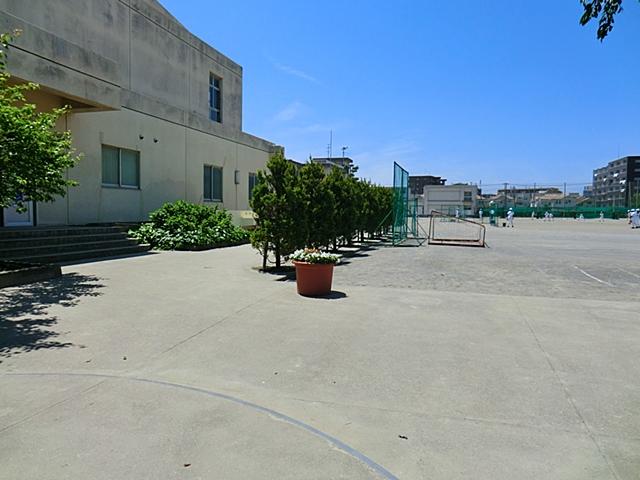 Junior high school. Figure 600m students who will attend school while greetings to people in your neighborhood to the Kawasaki Municipal Tamagawa junior high school is very refreshing.