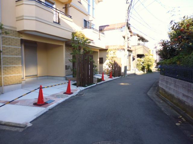 Local photos, including front road. Local (11 May 2013) Shooting