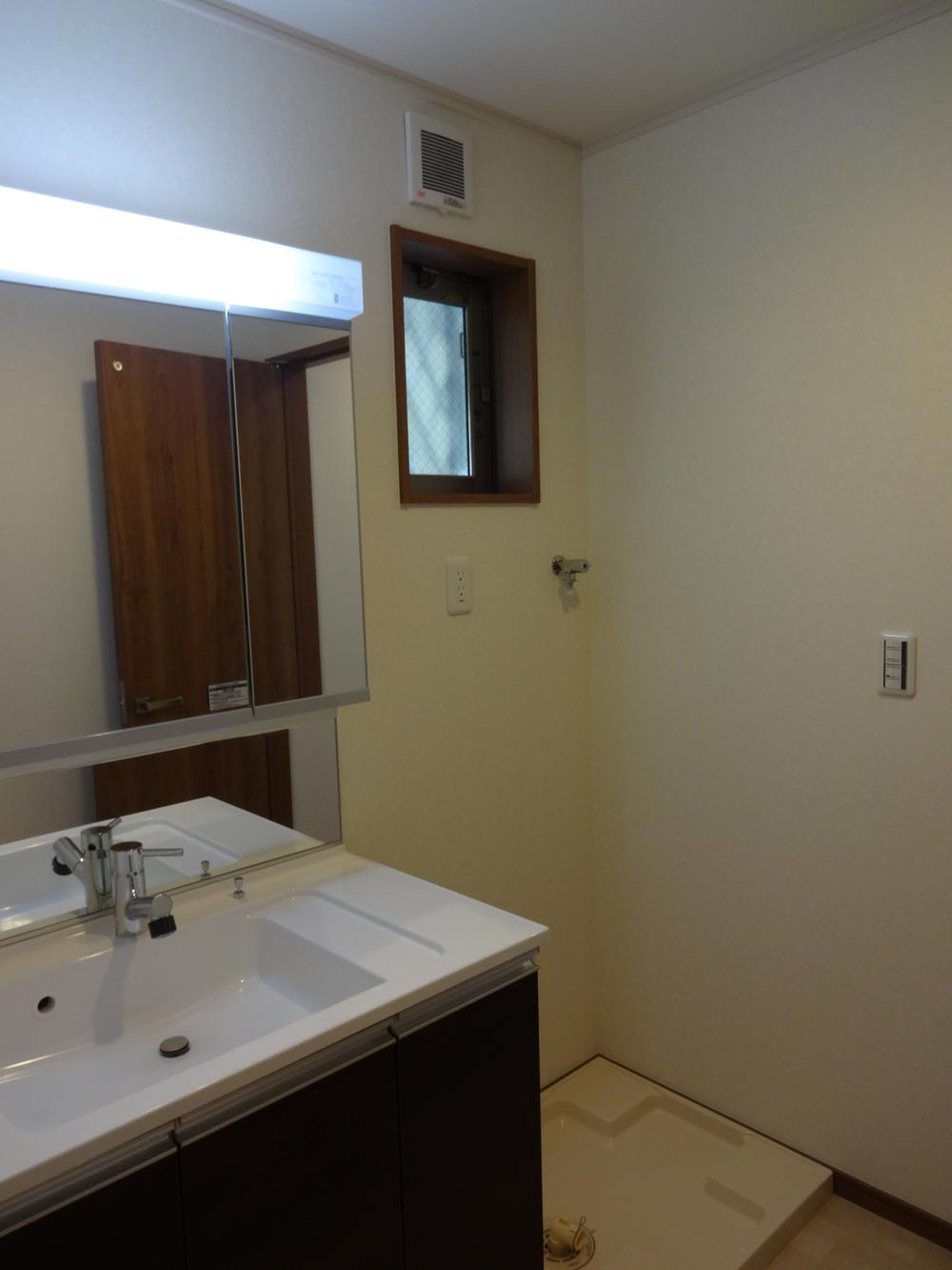 Wash basin, toilet. Room (August 2013) Shooting