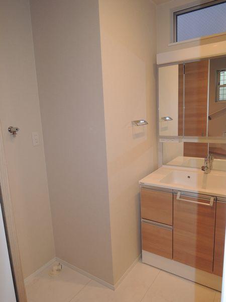 Wash basin, toilet. A Building wash basin (2013 September shooting)