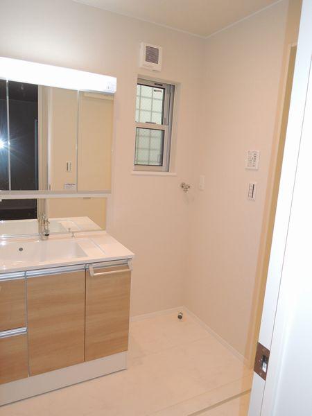 Wash basin, toilet. B Building wash basin (2013 September shooting)