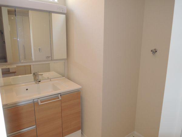 Wash basin, toilet. C Building wash basin (2013 September shooting)